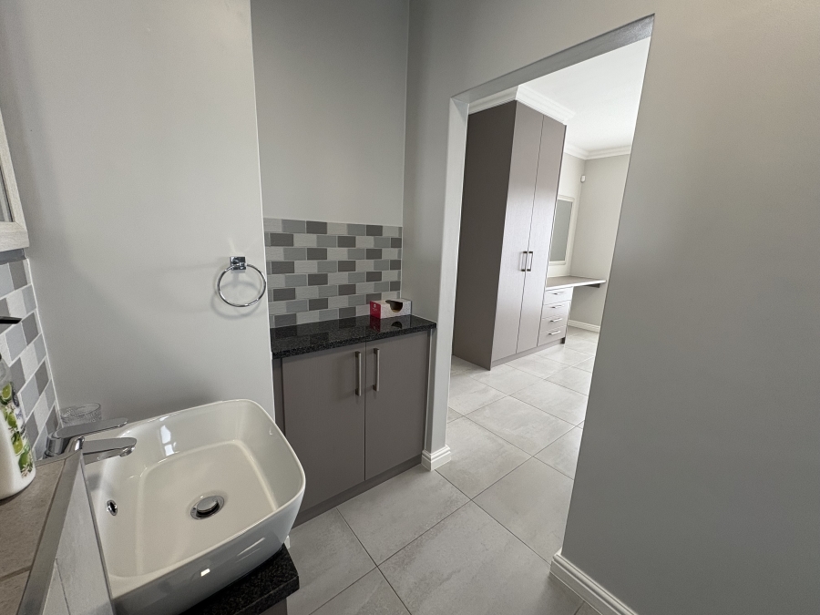 To Let 4 Bedroom Property for Rent in Yzerfontein Western Cape